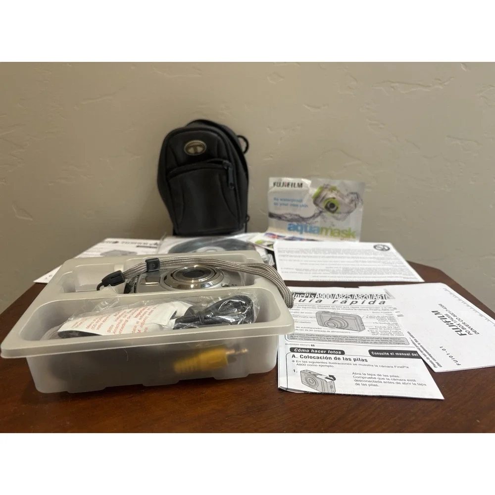 Fujifilm FinePix A820 8.3MP Digital Camera Bundle - Tested, Works! Case Cables